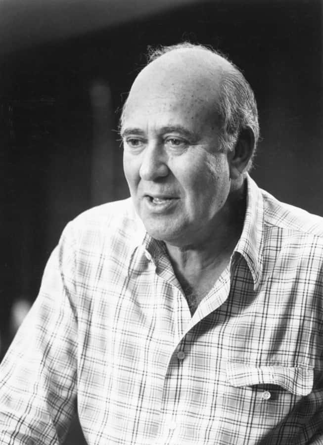 Legendary Comedian And Director Carl Reiner Wallpaper