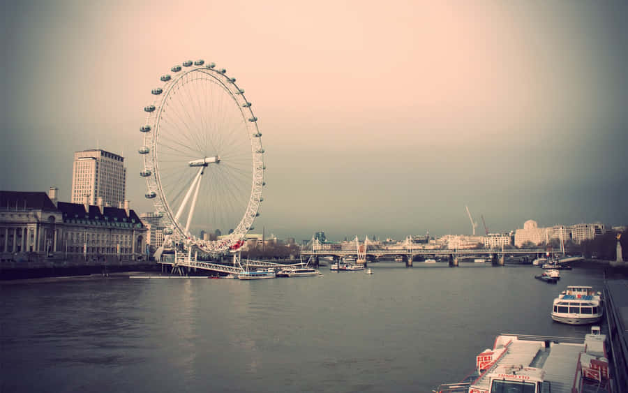 London Eye On A Gloomy Day Wallpaper