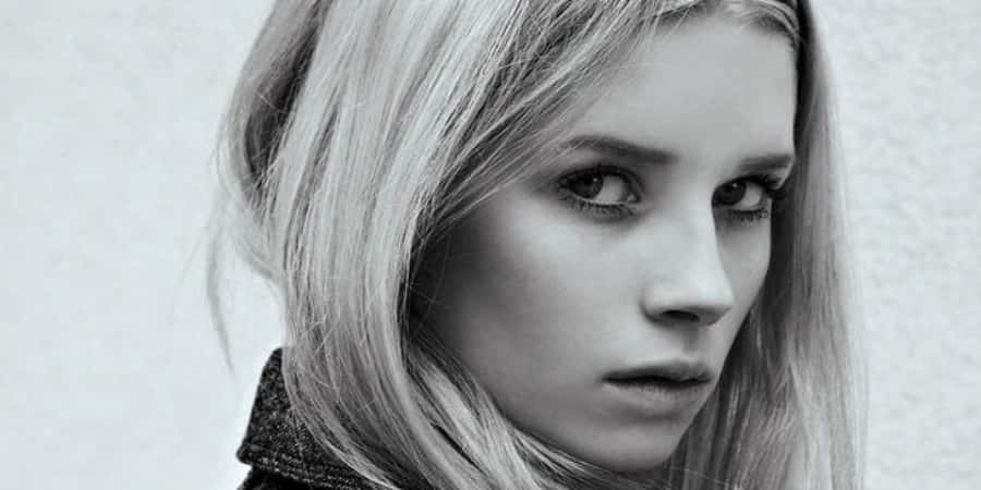 Lottie Moss In Stunning Style Wallpaper