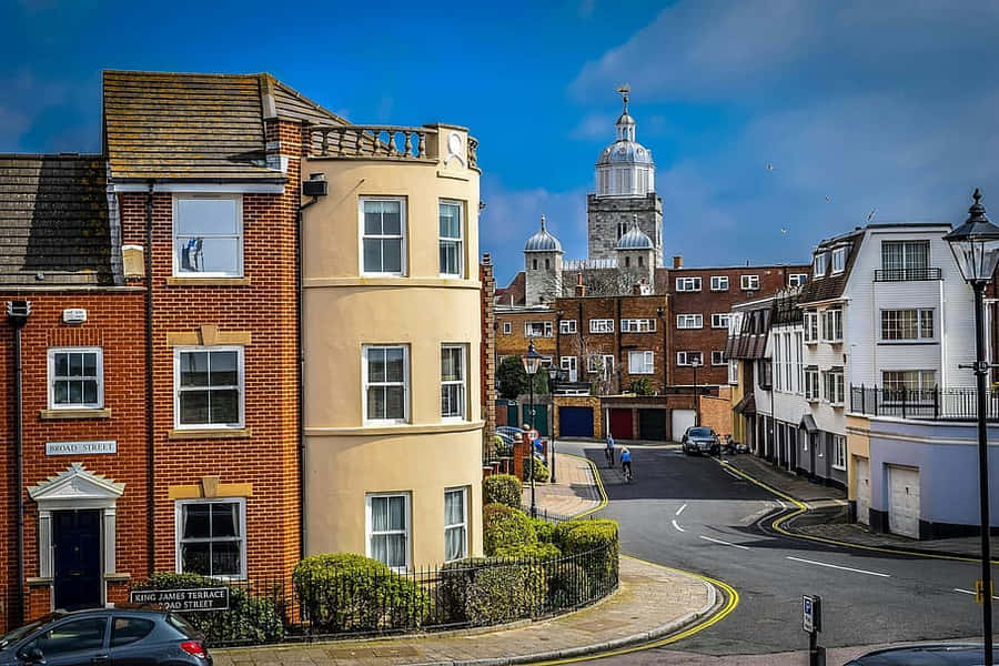 Luscious Greenery And Historic Buildings In Portsmouth, United Kingdom Wallpaper