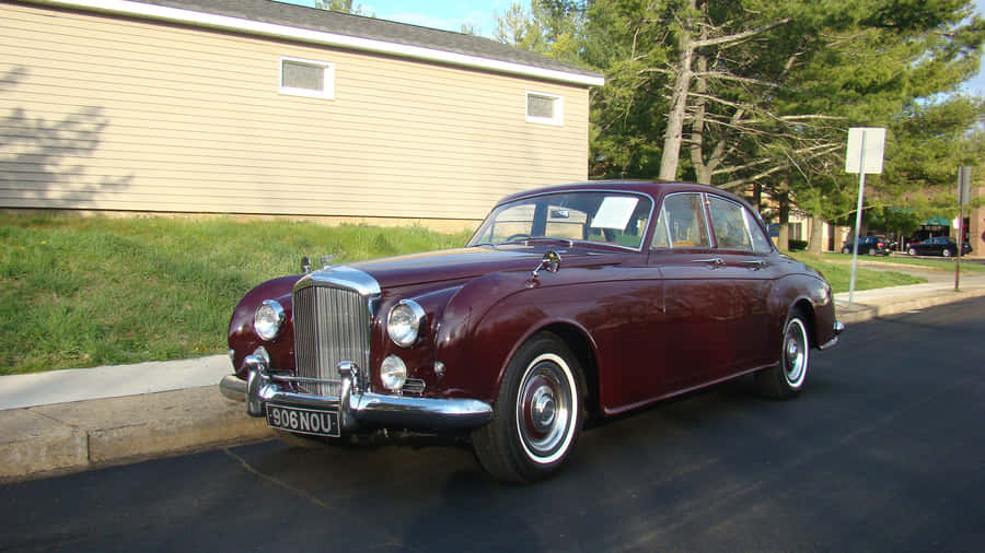 Luxurious Vintage Bentley S2 On Display Wallpaper