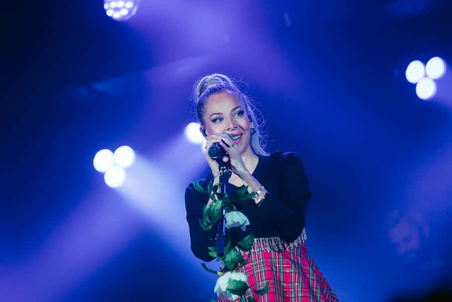 Mackenzie Porter Singingon Stage.jpg Wallpaper