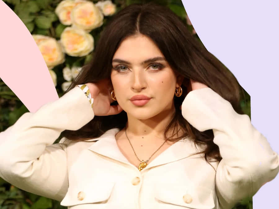 Mae Muller: An Emerging Pop Sensation Wallpaper