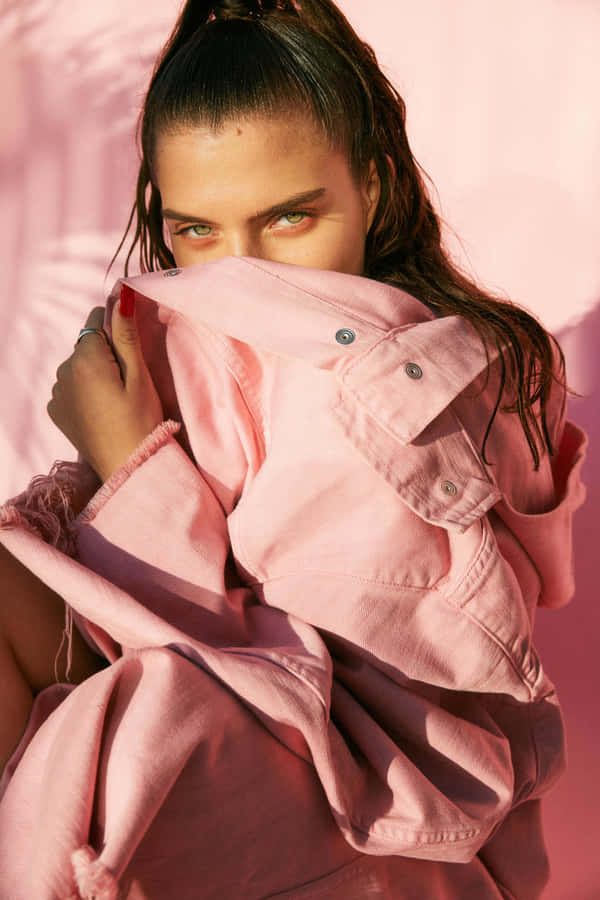 Mae Muller: Captivating, Confident Pop Sensation Wallpaper