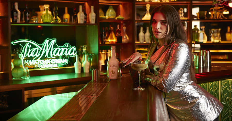 Mae Muller Captivating In A Vibrant Portrait Wallpaper