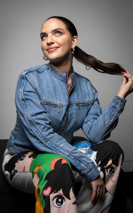 Mae Muller Expressing Her Creativity On Stage Wallpaper