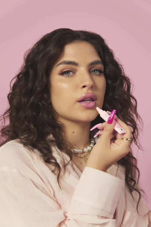 Mae Muller Live Performance Wallpaper