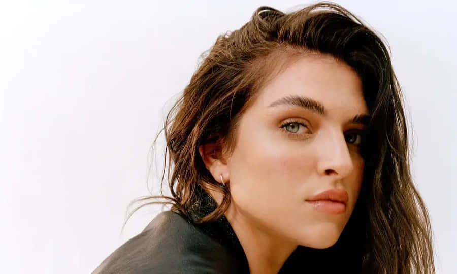 Mae Muller Performing Live In Concert Wallpaper