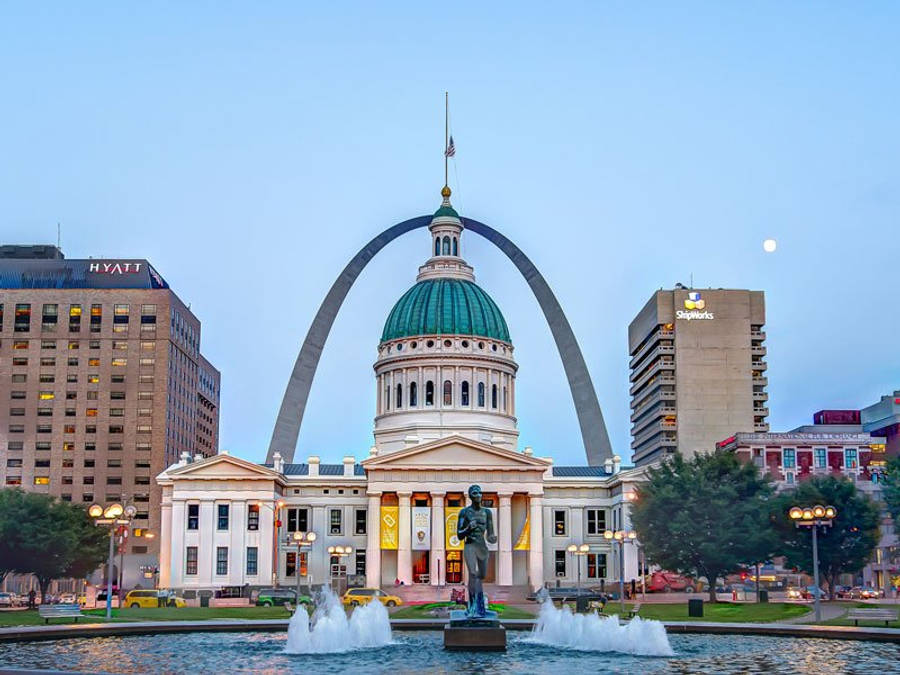 Majestic View Of The St. Louis Courthouse Wallpaper