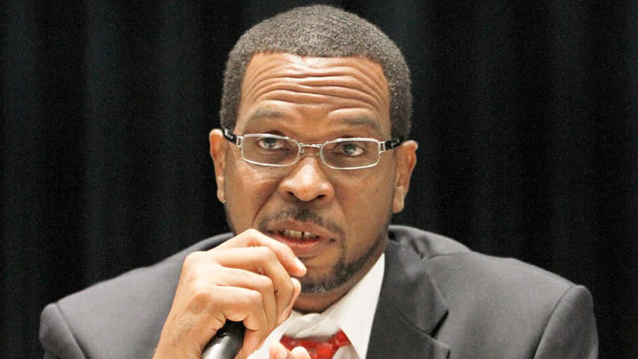 Man Speakingat Event Wallpaper