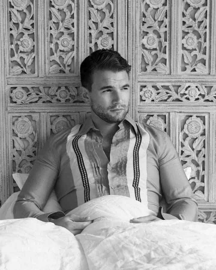 Manin Striped Shirt Blackand White Wallpaper