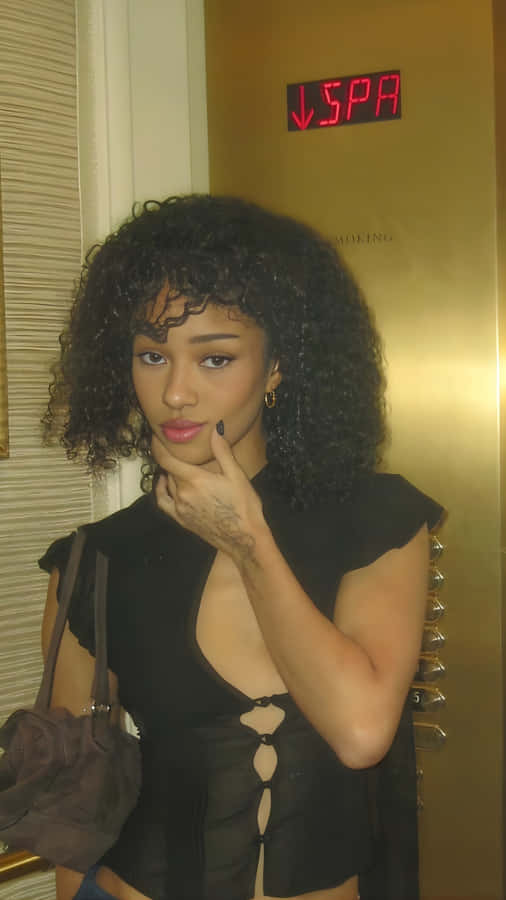 Manon Bannerman Casual Style Wallpaper