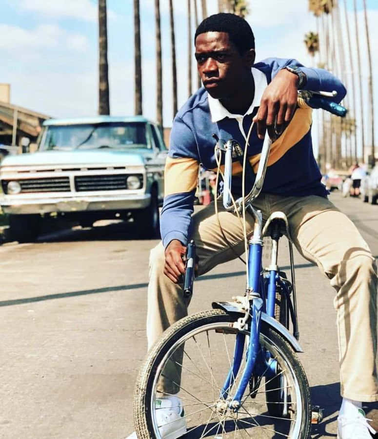 Manon Bicyclein Urban Setting Wallpaper