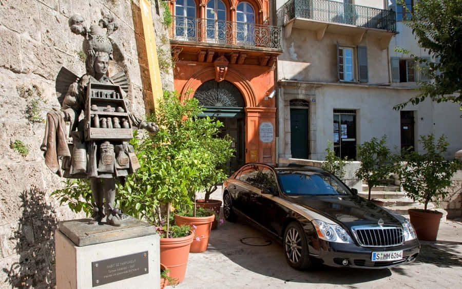 Maybach Landaulet Near Historic Building Wallpaper