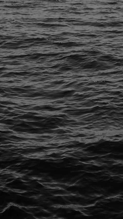 Mesmerizing Dark Ocean Waves Wallpaper