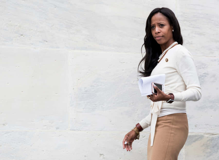 Mia Love White And Tan Outfit Wallpaper