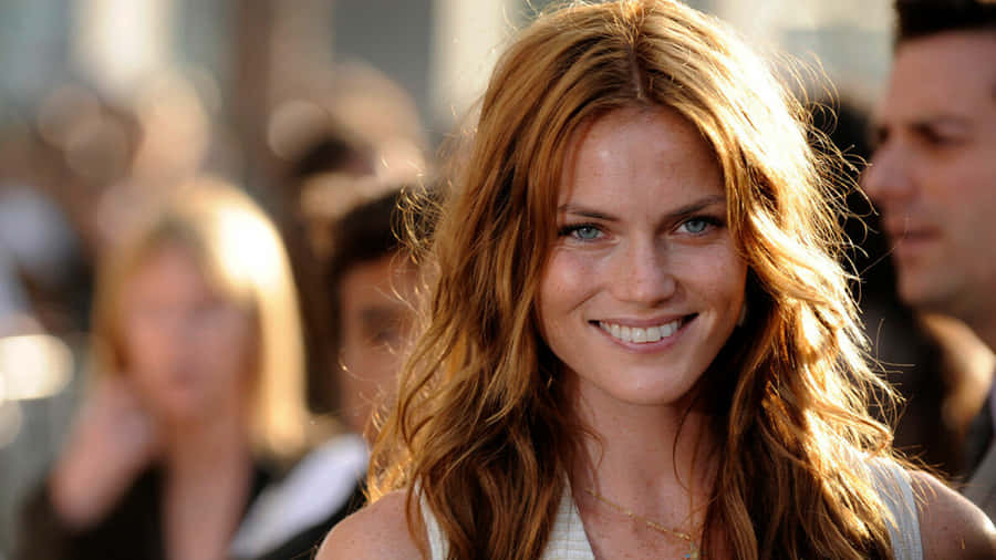 Mini Anden Radiating Beauty In Casual Outfit Wallpaper