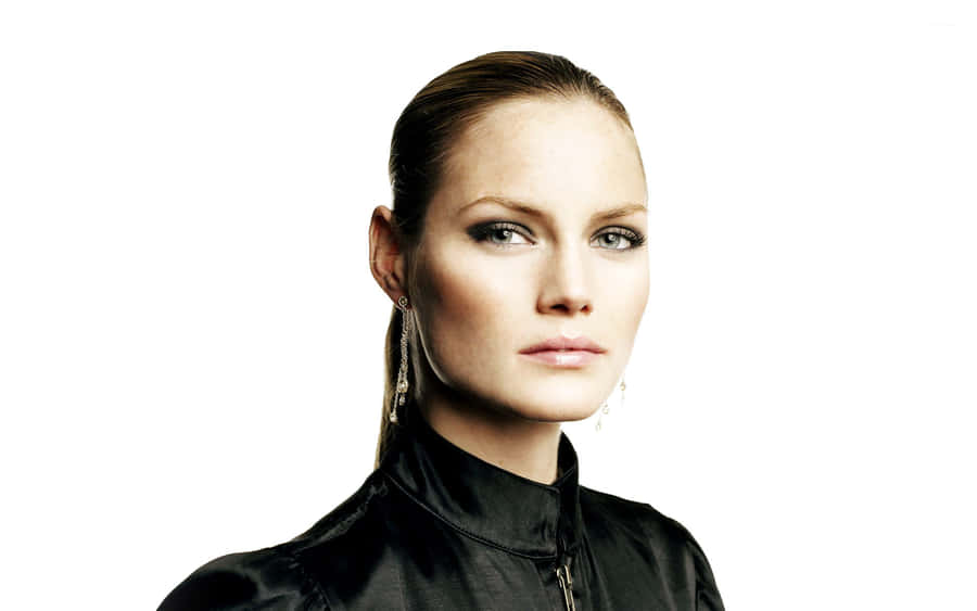 Mini Anden Striking A Pose In A Fashionable Outfit Wallpaper