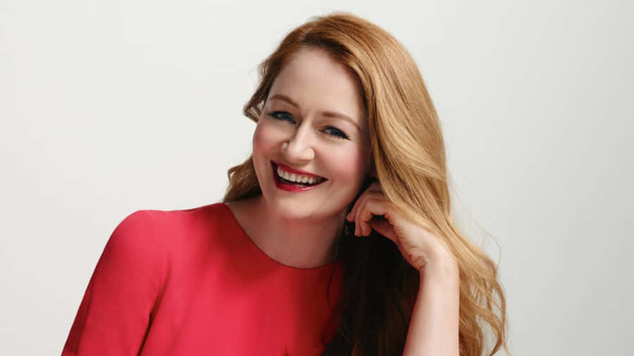 Miranda Otto Smilingin Red Dress Wallpaper