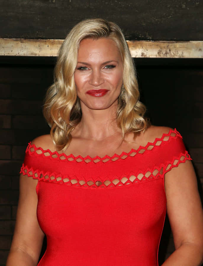 Natasha Henstridge In A Stunning Pose Wallpaper