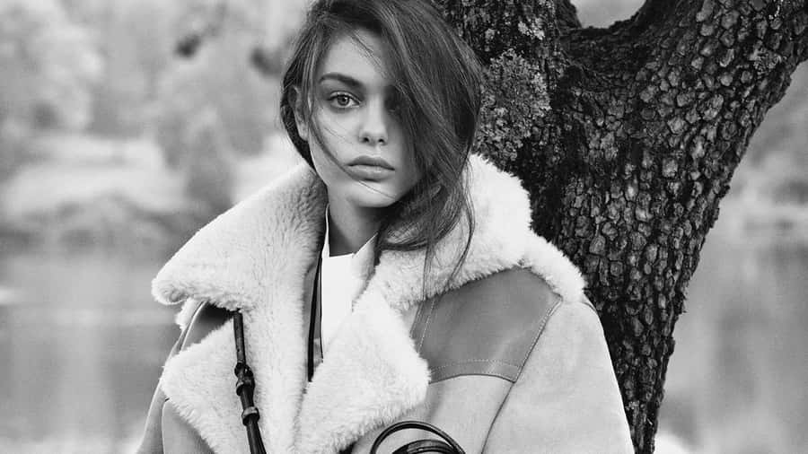 Odeya Rush Wearing A Fur Coat Wallpaper