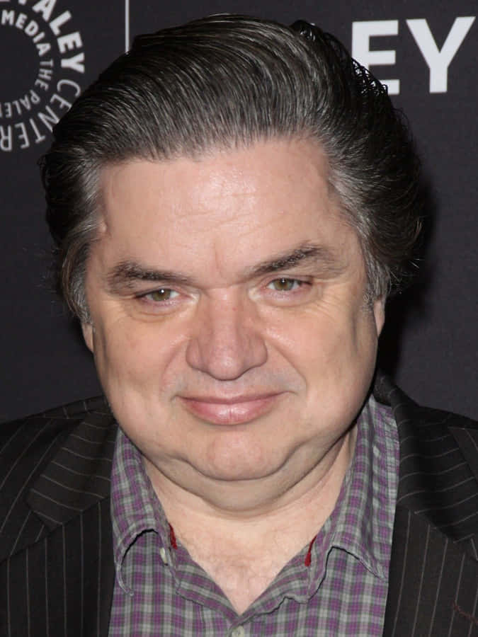 Oliver Platt In An Expressive Stance Wallpaper