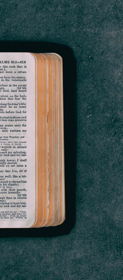 Open Bibleon Table Wallpaper