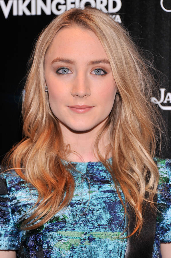 Oscar-nominated Actress Saoirse Ronan With Wavy Blonde Locks Wallpaper