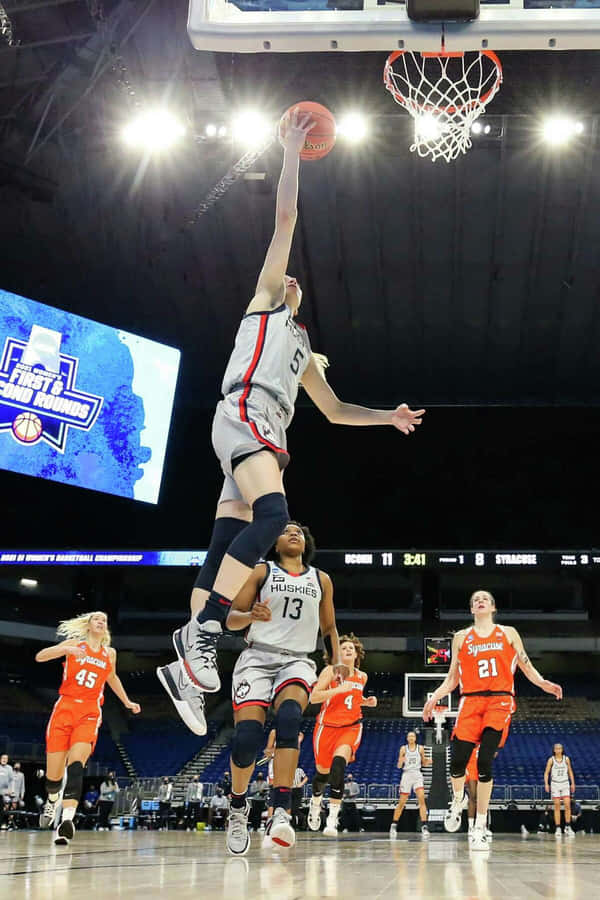 Paige Bueckers Basketball Highlight Wallpaper