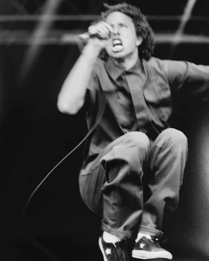 Passionate Performance Blackand White Wallpaper