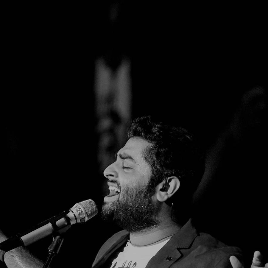 Passionate Performance By Arijit Singh Wallpaper