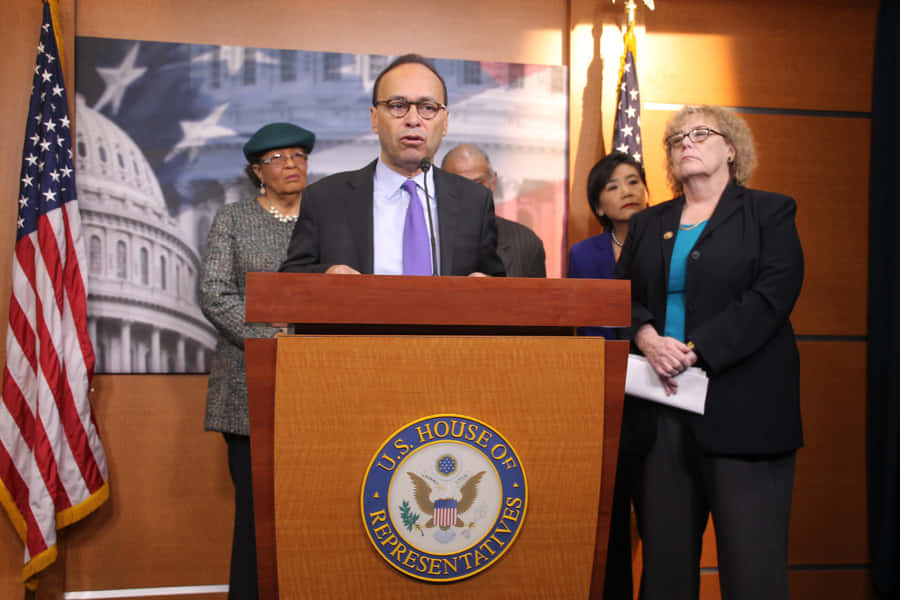 People Listening To Luis Gutiérrez Wallpaper