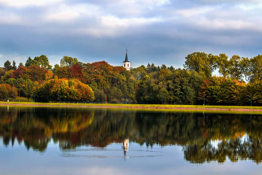 Placid Lake In The Autumn Wallpaper