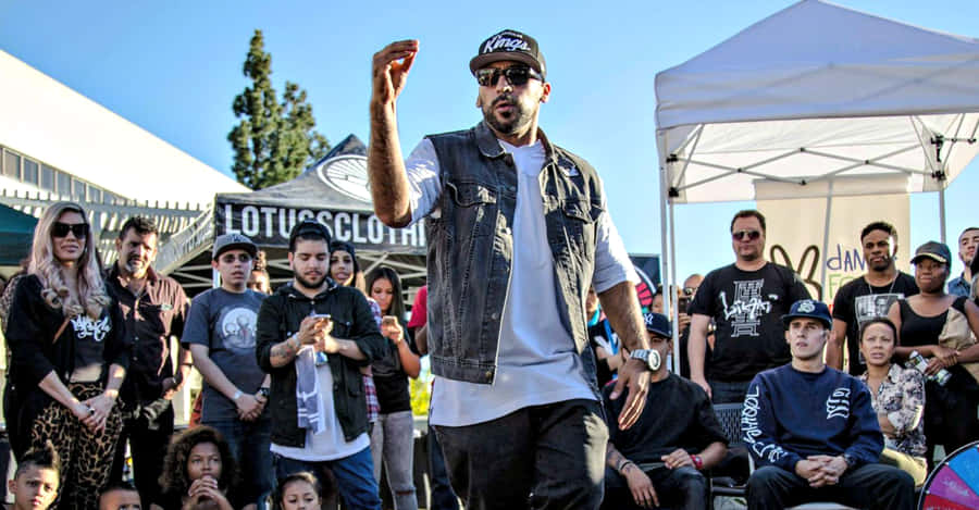 Popping Man In Crowd [wallpaper] Wallpaper