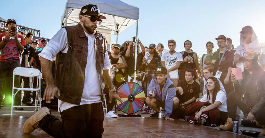 Popping Man Kneeling Down [wallpaper] Wallpaper