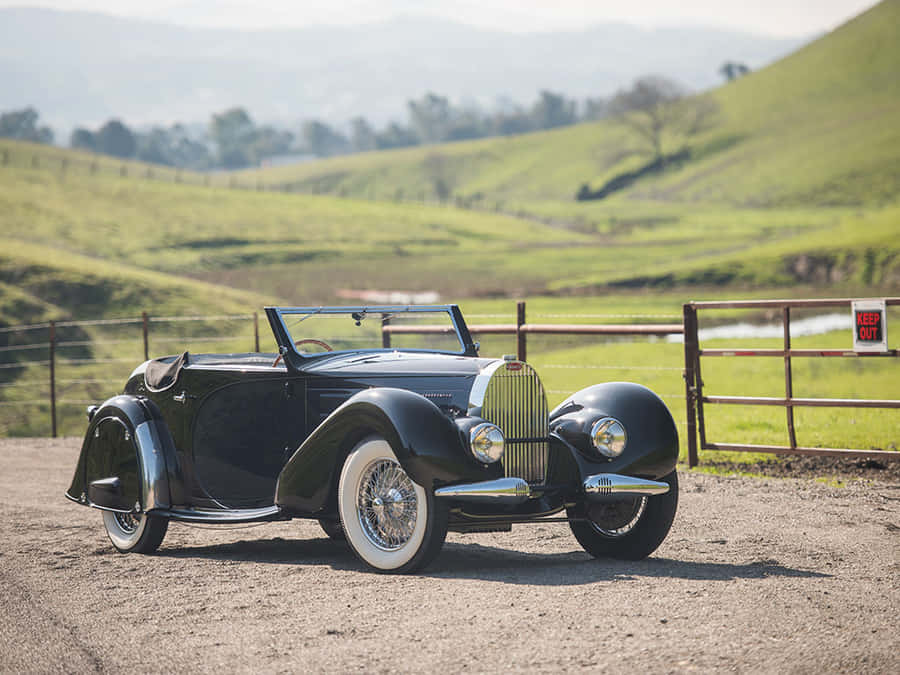 Pristine Vintage Elegance - Bugatti Type 57 Wallpaper