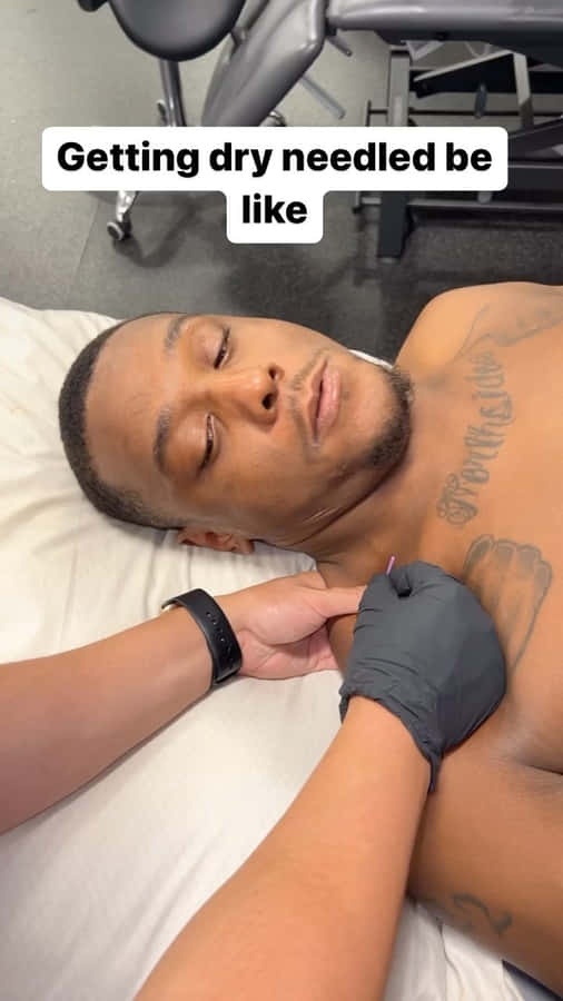 Professional Mma Fighter, Jamahal Hill Undergoing Dry Needling Therapy Wallpaper