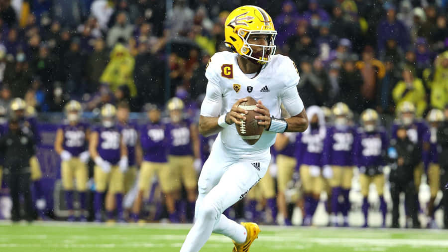 Quarterback Actionin Rainy Game Wallpaper