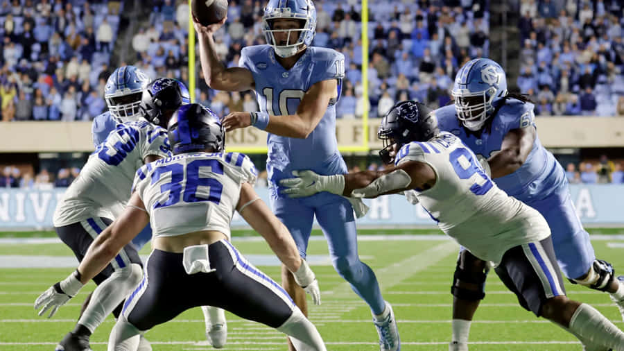 Quarterback Threading The Needle Football Game Wallpaper