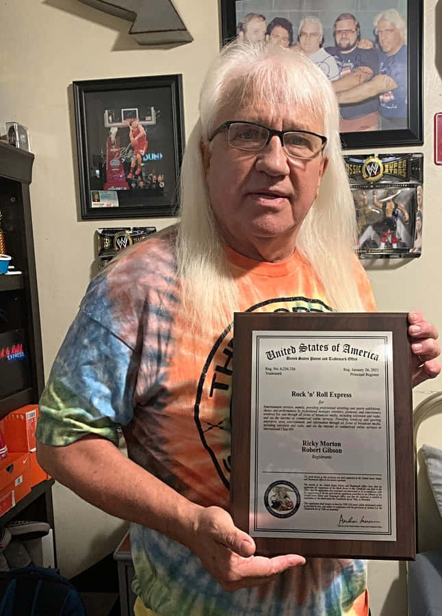 Ricky Morton Holding Award Certificate Wallpaper