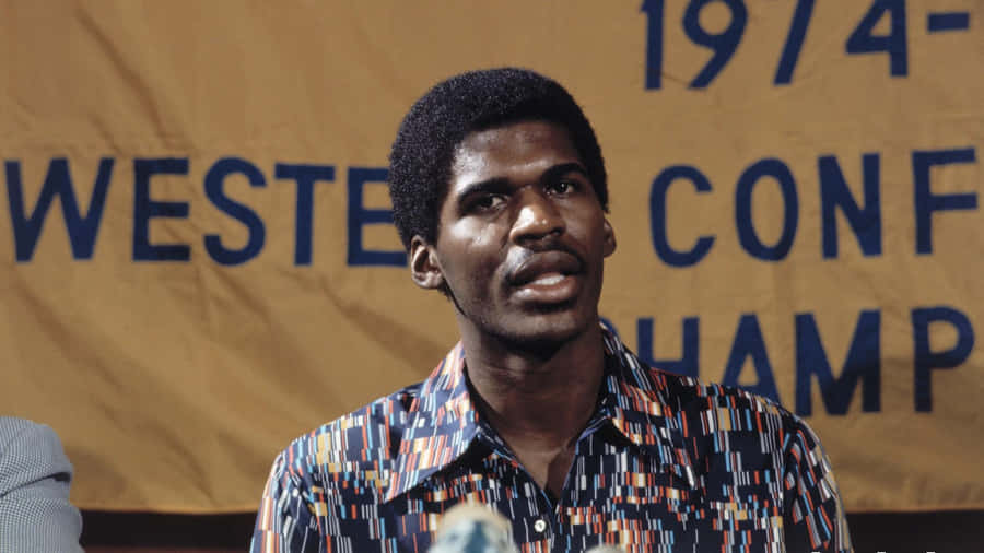 Robert Parish Young Basketball Player Wallpaper