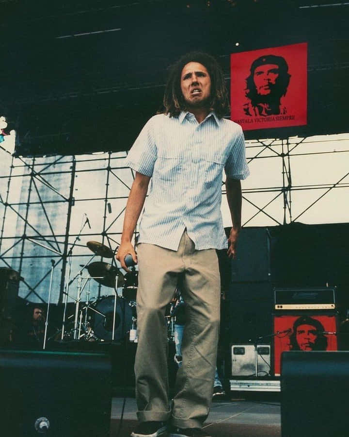 Rock Performer On Stage With Che Guevara Backdrop Wallpaper