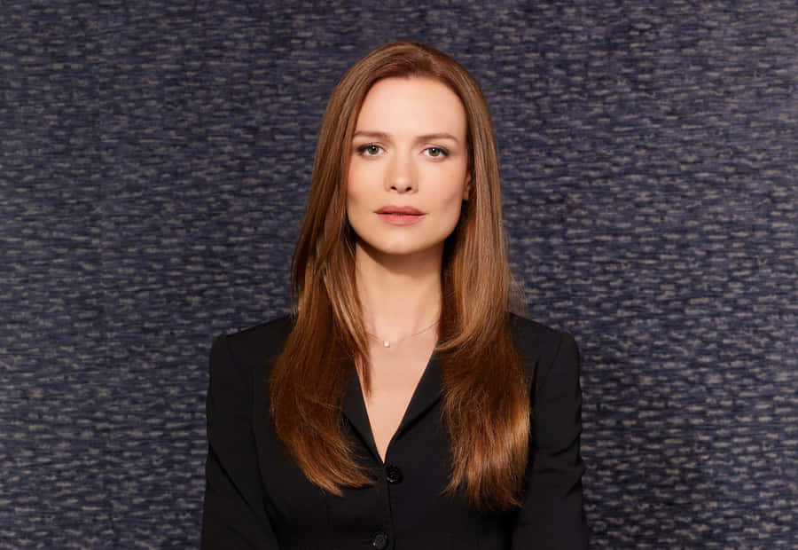 Saffron Burrows Striking A Pose Wallpaper