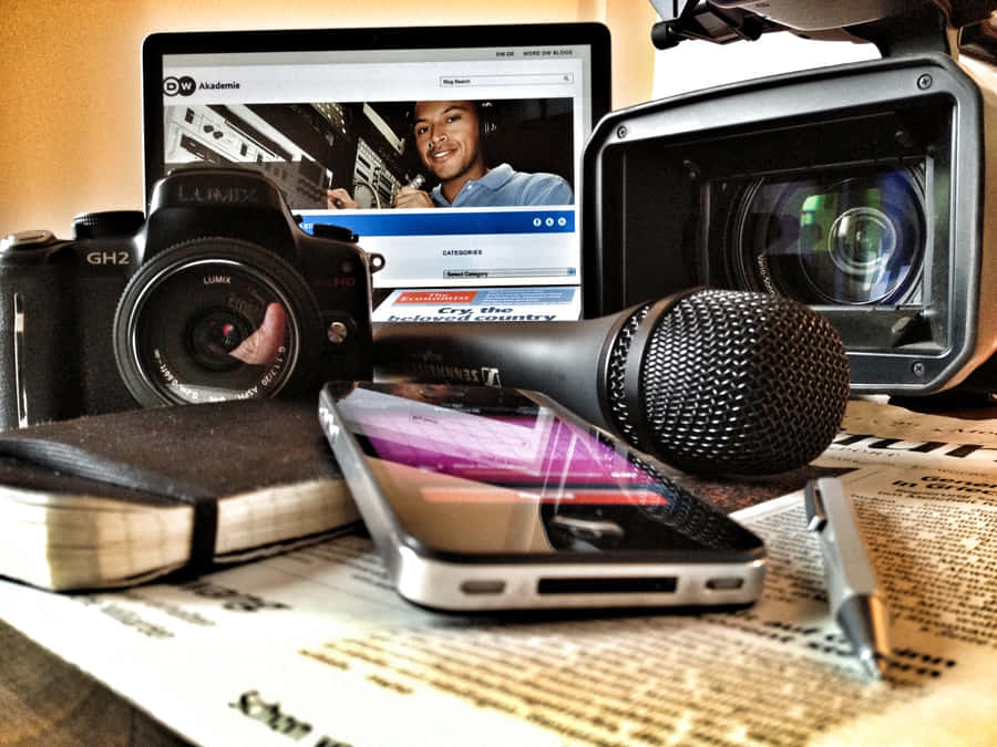 Savvy Journalism For A Better Future Wallpaper