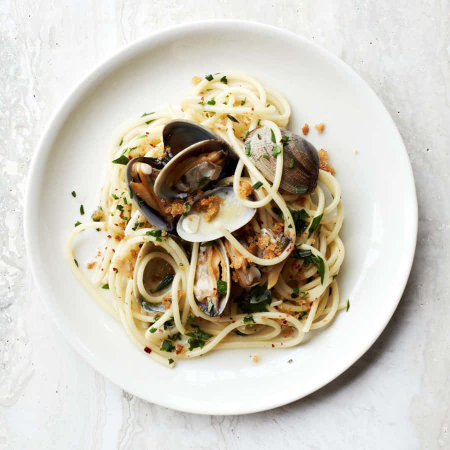 Scrumptious Spaghetti Alla Vongole Served With Crispy Bread Crumbs Wallpaper