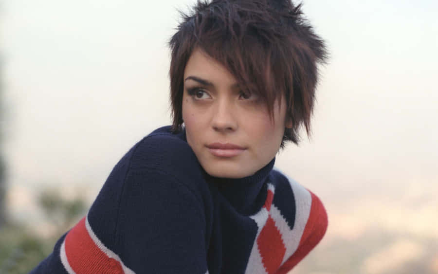 Shannyn Sossamon Effortlessly Chic Portrait Wallpaper