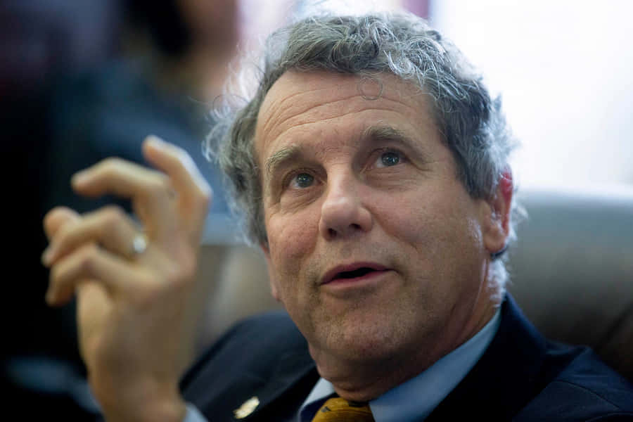 Sherrod Brown Talking With Assistant Wallpaper