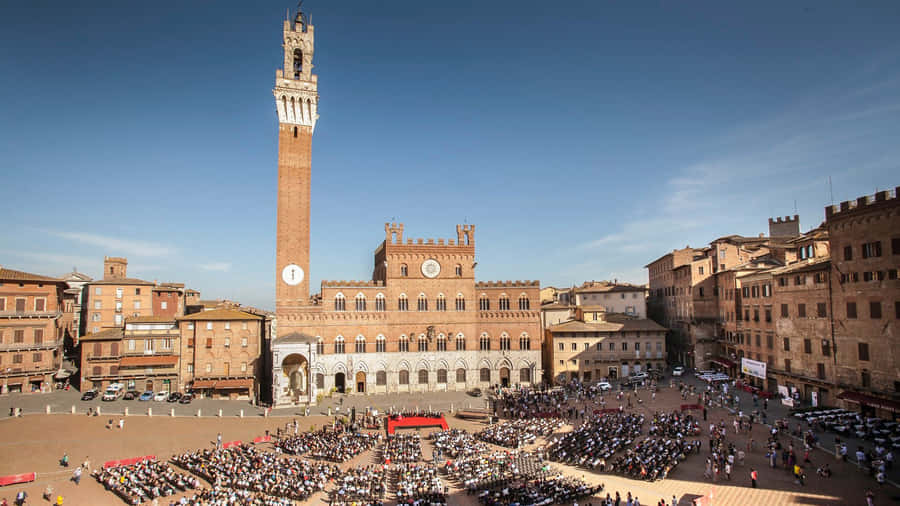 Siena Piazza Del Campo With Tourists Wallpaper