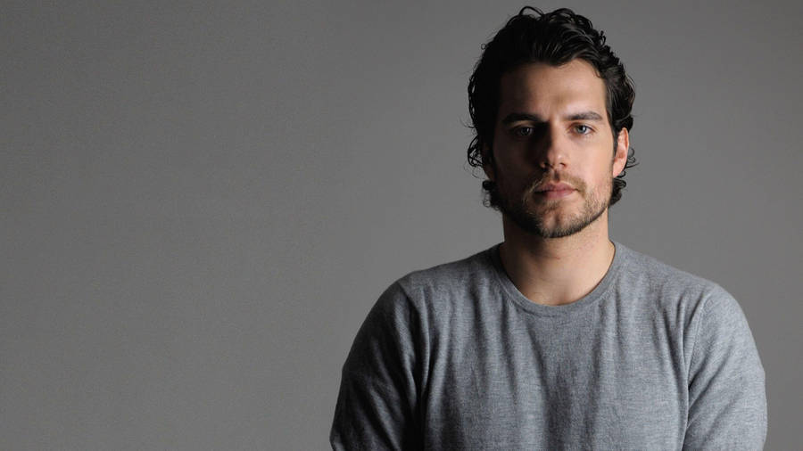 Simple Henry Cavill Studio Photo Wallpaper