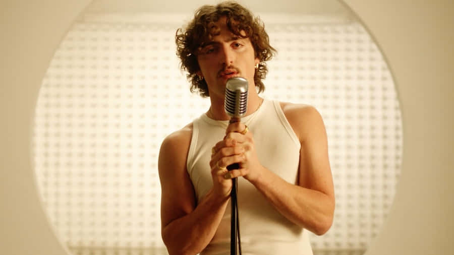 Singerwith Retro Microphone Wallpaper